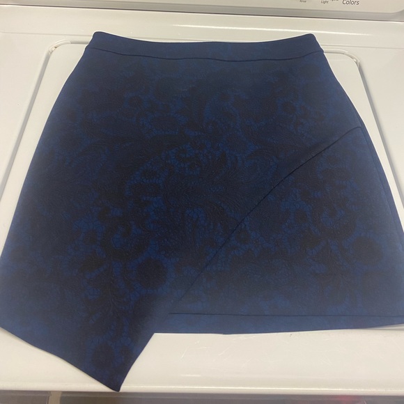 NWT Express Lace Print Asymmetrical Mini
Skirt Size 4 Black/ Blue - Picture 3 of 16